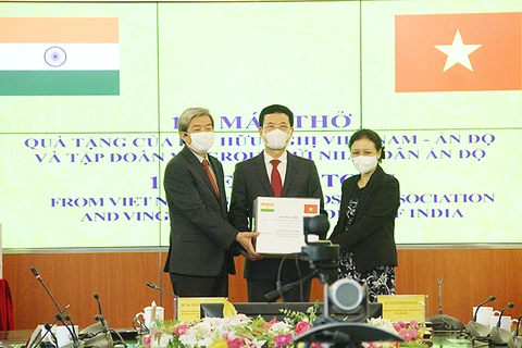 Don de 100 respirateurs du Vietnam au peuple indien