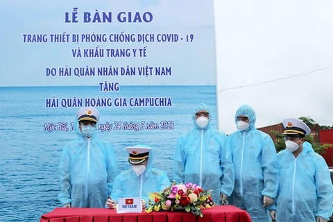 COVID-19 : Le Vietnam fait don de fournitures médicales à la Marine royale cambodgienne