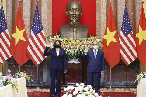 Le président Nguyen Xuan Phuc reçoit la vice-présidente américaine Kamala Harris