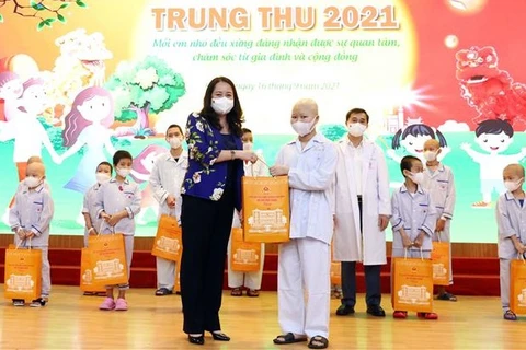 La vice-présidente Vo Thi Anh Xuan offre des cadeaux à des enfants hospitalisés