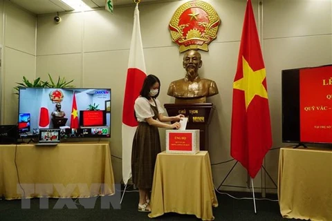 Le consulat général du Vietnam à Fukuoka : plus de 1,58 milliard de dongs au Fonds de vaccins