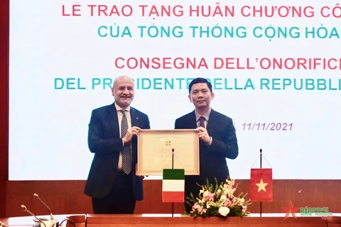 Un professeur associé vietnamien honoré de l’Ordre du mérite de l’Italie