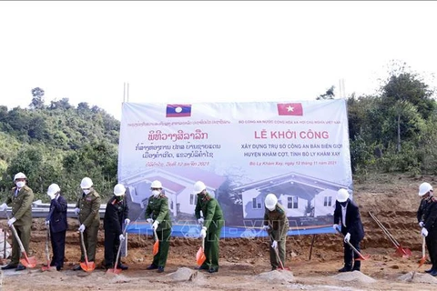 Le Vietnam aide le Laos à construire des sièges de la police dans dix villages