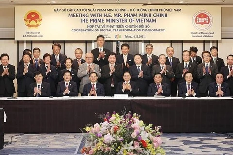 Le PM vietnamien rencontre des dirigeants d'entreprises japonaises dans la transformation numérique