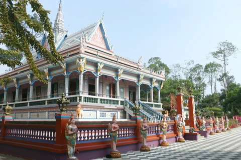 Une pagode khmère parée de tessons de céramiques multicolores à Soc Trang