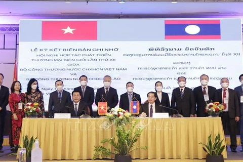 Le Vietnam et le Laos s’engagent à booster leur commerce frontalier