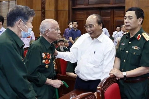 Nguyen Xuan Phuc rend hommage aux morts pour la Patrie dans la province de Diên Biên