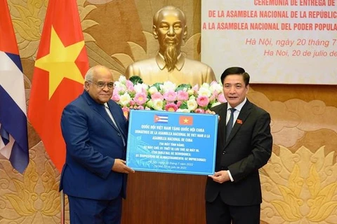 Remise des cadeaux de l'Assemblée nationale du Vietnam à son homologue de Cuba