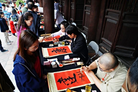 Solliciter des calligraphies au Temple de la Littérature avant le baccalauréat