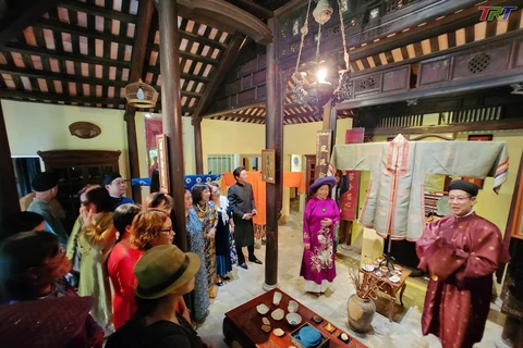 Des Ao Dai de la dynastie des Nguyen en exposition à Thua Thien-Hue