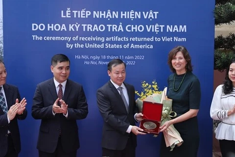 Le Musée national d'histoire du Vietnam reçoit des antiquités remises par les États-Unis