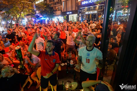 Football : garden party à la maison de l'ambassadeur britannique suite à la victoire du Royaume-Uni