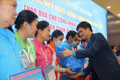 Têt : des billets de bus et de train offerts à des milliers de travailleurs de Binh Duong