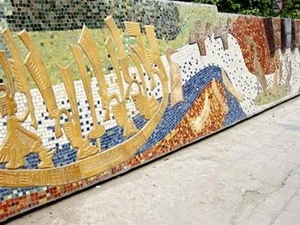 Une fresque en mosaïque au bord du fleuve Rouge