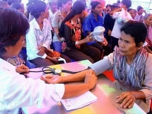 Le Moneaksekar Khmer apprécie l'aide médicale du Vietnam 