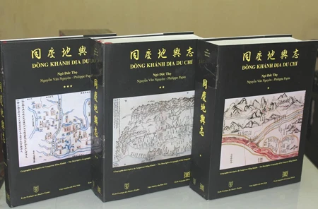 L'EFEO offre deux livres rares à Hà Tinh 