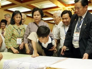 Signature de l'appel au soutien des victimes de l'agent orange. (Photo: Dương Ngọc/AVI)