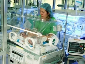 Les soins du nouveau-né à l'hôpital central de gynécologie-obstétrique. (Photo: Duong Ngoc/AVI)