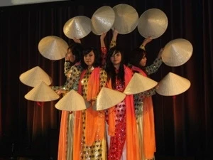 La danse du chapeau conique au gala intitulé "Souvenirs" (Photo: Ngoc Quang-Doan Hung/Vietnam+)