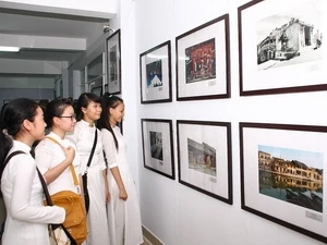 Les jeunes de la ville de Da Nang voient "Les patrimoinnes mondiaux du Vietnam" à l'exposition.(Photo: Tran Le Lam/AVI)