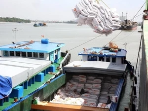 Chargement du riz au port de Sai Gon. (Photo: Dinh Hue/AVI)