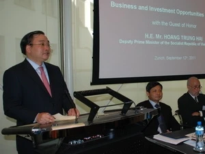 Le vice-Premier ministre Hoang Trung Hai prononce un discours lors d'un séminaire de promotion de l'investissement suisse au Vietnam. (Photo: Le Thanh/Vietnam+)
