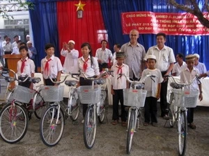 L'ambassadeur des EAU au Vietnam a remis 215 vélos à des élèves démunis dans la province de Tây Ninh (Photo: baotayninh.vn)