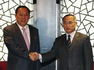 Le négociateur en chef de la République de Corée Wi Sung-lac et son homologue nord-coréen Ri Yong-ho (Source: Reuters)