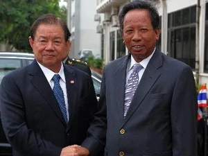 Le ministre cambodgien de la Défense Tea Banh et son homologue thaïlandais Yuthasak Sasiprapha (Source: AFP/AVI) 
