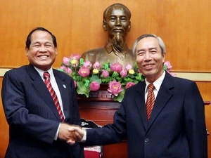 Le président du CC du Front de la Patrie du Vietnam Huynh Dam et le vice-président permanent et secrétaire général du CNF, Min Khin. (Photo: Nguyen Dan/AVI)