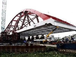 L'installation de la coupole métallique Nielsen du pont de Binh Loi. (Photo: Hoang Hai/AVI)