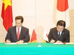Le Premier ministre Nguyen Tan Dung et son homologue japonais Noda Yoshihiko signent la Déclaration commune Vietnam-Japon (Photo: Duc Tam/AVI) 
