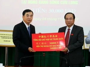 Le représentant de l'ambassade de Chine a remis l'enveloppe de 30.000 USD à la Croix-Rouge du Vietnam. (Photo: Quy Trung/AVI)