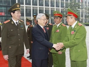 Le secrétaire général du PCV Nguyen Phu Trong et les participants à la 67e conférence nationale de la Police. (Photo: Doan Tan/AVI)