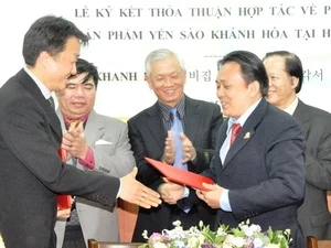 Signature de l'accord de développement du marché des produits issus des nids de salanganes entre Khanh Hoa et Hellovina. (Photo: Viet Cuong/AVI)