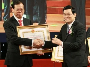  Le président Truong Tan Sang a remis le prix Ho Chi Minh. (Photo: Doan Tan/AVI)