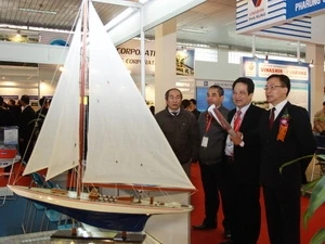 Visiteurs au 6e Salon international de la construction navale, "Vietship 2012" (Photo: The Duyet/AVI)