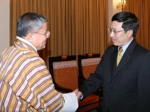 Le ministre des AE Pham Binh Minh et Lyonpo Kinzang Dorji, envoyé spécial du Premier ministre du Bhoutan. (Photo: Phuong Hoa/AVI)