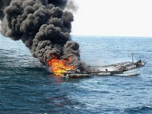 Le navire de pêche de la République de Corée "2006 NAM SEONG" s'enflamme. (Source: Sankei)