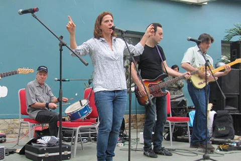 La star de country américaine Mary McBride et son groupe (Source: Internet)