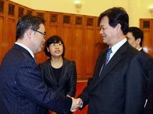 Le Premier ministre Nguyen Tan Dung (droite) et le préfet d'Aichi, Hideaki Uhmura. (Photo: Nguyen Dân/AVI)