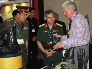 La délégation du ministère vietnamien de la Défense visite les stands de l'exposition DSA 2012 (Photo: Xuan Trien/AVI) 