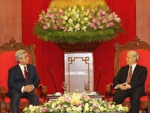 Le secrétaire général du PCV Nguyen Phu Trong reçoit le président arménien Serzh Sargsyan (Photo: Tri Dung/AVI) 