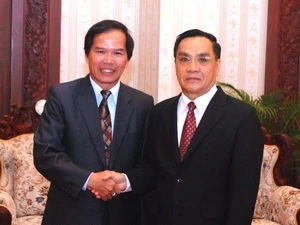 Le Premier ministre laotien Thongsin Thammavong reçoit Nguyen Xuan Tien, secrétaire adjoint du Comité provincial du PCV pour Lam Dong et président du Comité populaire provincial. (Photo: Hoang Chuong/Vietnam+) 