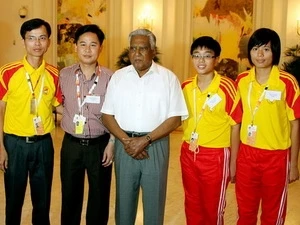 La délégation du Vietnam et le président singapourien Sellapan Rama Nathan aux 4e Jeux scolaires de l'ASEAN, organisés a Singapore. (Source: Internet)