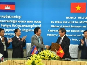 Le ministre vietnamien des Ressources et de l'Environnement Nguyen Minh Quang et le ministre cambodgien des Ressources en eau et de la Météorologie Lim Kean Hor. (Photo: Chi Hung/Vietnam+)