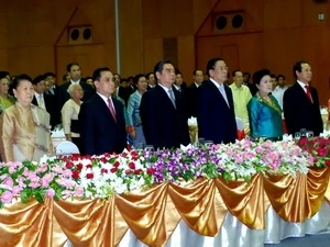 Des dirigeants vietmiens et laotiens au meeting (Photo: Hoang Chuong/Vietnam+)