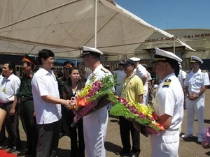 Le responsable de la province de Nghe An reçoit les membres du navire-hôpital USNS Mercy au port de Cua Lo. (Photo: Nguyen Van Nhat/AVI)