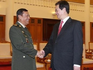 Le Premier ministre Nguyen Tan Dung et le général Neang Phat. (Photo: Duc Tam/AVI)