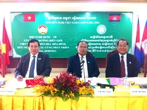 Les dirigeants du Comité central du Front de la Patrie du Vietnam et du Conseil national du Front de solidarité pour le développement de la Patrie du Cambodge (Photo: Hoang Tuan Thanh/Vietnamplus)